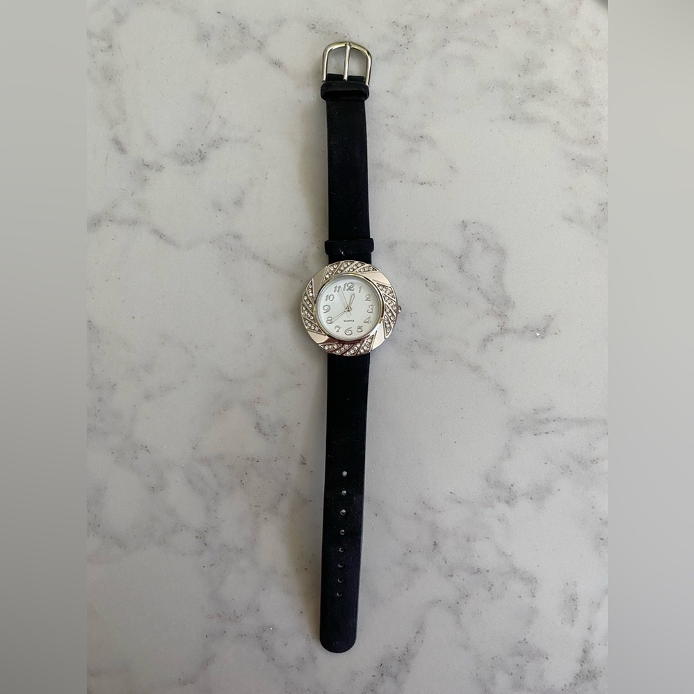 Avon Sparkling Bezel Watch NWT - Picture 2 of 5